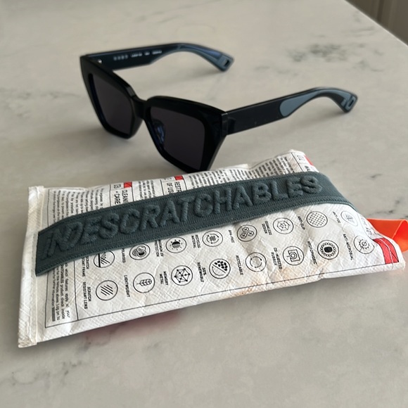 Brand new Indescratables sunglasses - Loop 03 style! Worn only twice! - Picture 4 of 5